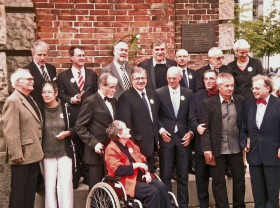 ...z Niemcami odznaczonymi w Berlinie przez Bronisława Komorowskiego Medalami Wdzięczności za wspieranie Solidarności (na zdjęciu stoją razem z prezydentem przed fragmentem muru ze stoczni gdańskiej, który stanął obok siedziby Bundestagu)...