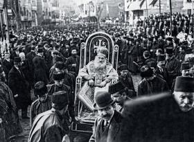 Prawosławny patriarcha Konstantynopola Joachim III podczas procesji w 1912 r.