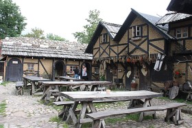 Stare Drawsko - rekonstrukcja średniowiecznych domów i warsztatów na dziedzińcu zamku Drahim