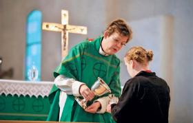 Luterańska pastor Leena Salmensaari z kościoła w Kirkkonummi, Finlandia.