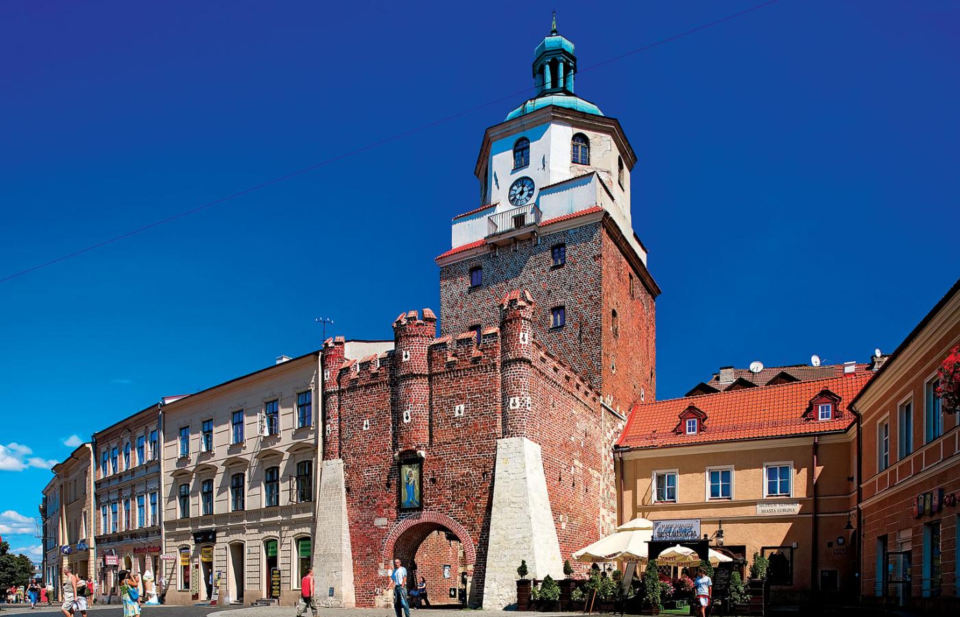 XIV-wieczna Brama Krakowska, historyczny symbol miasta.