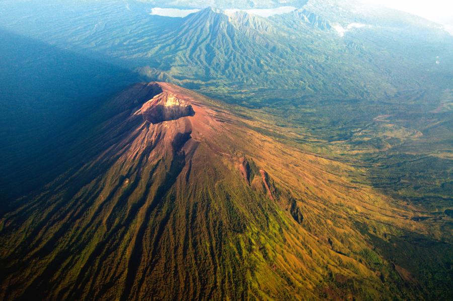 Przepiękny stożek czynnego wulkanu Agung na ­indonezyjskiej wyspie Bali, na który turyści wspinali się regularnie, dopóki nie obudził się nagle w 2017 r.