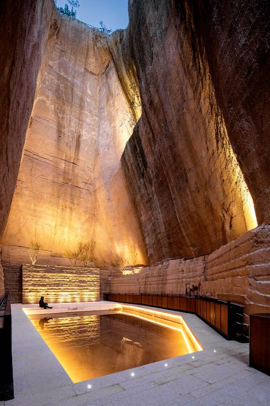 Jaskinia czy katedra? Zagłębioną w ziemi widownię podczas deszczu zalewa woda, tworząc płytki zbiornik i przestrzeń do medytacji.