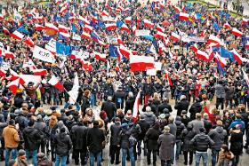 Spontaniczne mobilizacje obywatelskie od czasu do czasu są w stanie zmusić władzę do ustępstw, czasem nawet ją obalić. Ich siła w znacznej mierze wynika jednak ze słabości oficjalnej opozycji.