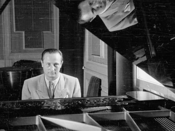 Władysław Szpilman w warszawskim studiu Polskiego Radia (1946 r.).