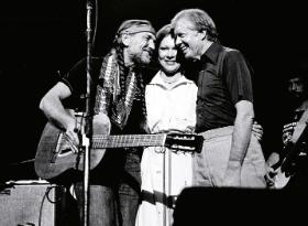 Były prezydent Jimmy Carter z żoną Rosalynn i amerykańskim piosenkarzem country Williem Nelsonem, koncert w Atlancie, 1982 r.