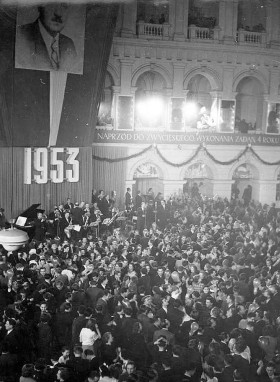 Władza komunistyczna przywiązywała wielką wagę do symboli. Minimalizowała Boże Narodzenie, akcentowała Sylwestra. Tworzyła własne tradycje. Miejscem zabaw stała się aula Politechniki Warszawskiej.