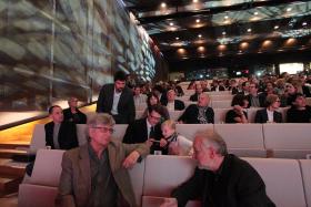 W audytorium Muzeum Historii Żydów Polskich zasiedli nie tylko przedstawiciele wyróżnionych pracowni, ale również ludzie ze świata kultury i sztuki. Tu: Feliks Falk i Grzegorz Buczek, jurorzy Nagrody.