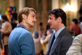 Sean Penn (z lewej) jako bojownik o prawa gejów Harvey Milk i James Franco jako jego sympatia Scott Smith w filmie „Obywatel Milk” z 2008 r. w reż. Gusa Van Santa.