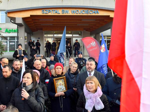 Antyaborcyjny protest przed szpitalem św. Wojciecha na Zaspie w Gdańsku