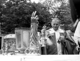 Kraków, 8 maja 1966. Metropolita krakowski ks. arcybiskup Karol Wojtyła koncelebrujący mszę św. w trakcie obchodów Tysiąclecia Chrztu Polski. Fot. Narodowe Archiwum Cyfrowe