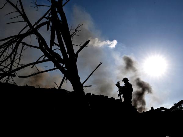 Gaszenie pożaru w ruinach prywatnego domu w Zaporożu, zniszczonego podczas rosyjskiego bombardowania, 30 czerwca 2026 r.