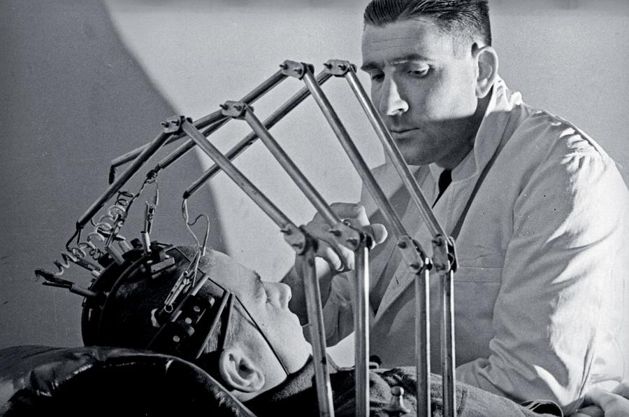 Lekarz mierzący fale mózgowe w szpitalu w Sutton pod Londynem, 1940 r.