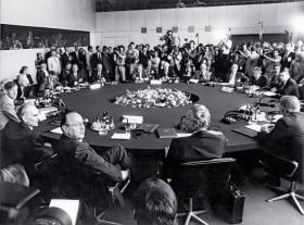Pierwsza konferencja 2+4, Bonn, 5 maja 1990 r. Przy stole ministrowie spraw zagranicznych: Markus Meckel (NRD), Hans-Dietrich Genscher (RFN), Eduard Szewardnadze (ZSRR), James Baker (USA), Roland Dumas (Francja), Douglas Hurd (Wielka Brytania).