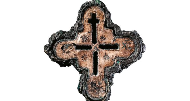 Relikwiarz Drzewa Krzyża Świętego znaleziony na Ostrowie Lednickim, być może dar od cesarza Bazylego II.