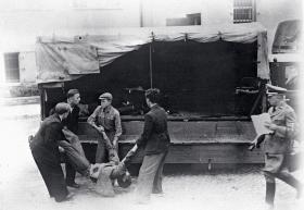 Ciała rozstrzelanych w publicznych egzekucjach wywożono na teren getta, gdzie je zakopywano lub palono w krematorium.