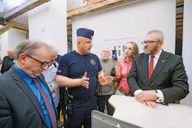 Dyrektor Miloš Řezník (z lewej) podczas niedawnej awantury, jaką wywołał poseł Grzegorz Braun w Niemieckim Instytucie Historycznym w Warszawie.