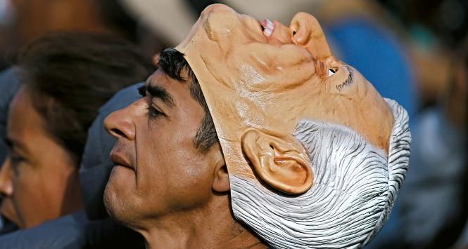 Zwolennik AMLO w masce-podobiźnie prezydenta na wiecu z okazji rocznicy jego wyboru.