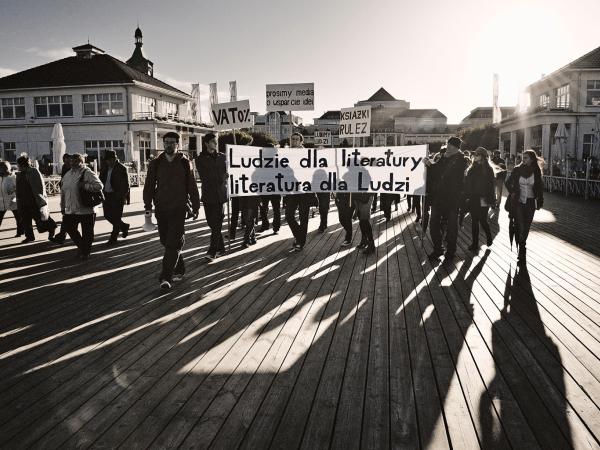 We wrześniu tego roku Zjednoczenie Czytelnicze dowodzone przez trójmiejską Spółdzielnię Literacką zorganizowało happening w ramach akcji ”Molo książkowe”.