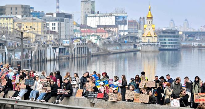 Ukraińcy czekają na swoich żołnierzy.