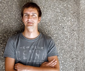 Jestem w stanie wyobrazić sobie, że w szkołach, które teraz muszą być zamykane z braku uczniów, na piętrze można by zostawić klasy, a na parterze ulokować seniorów - mówi Paweł Kubicki.