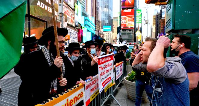 Propalestyńscy Żydzi podczas konfrontacji z demonstracją zwolenników Izraela na Times Square w Nowym Jorku, maj 2021 r. Obie grupy są tu wciąż aktywne.