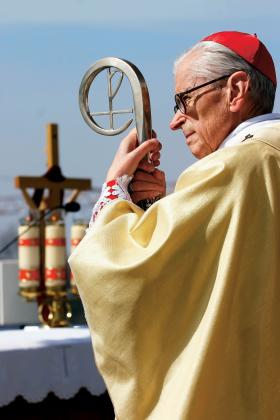 „Ascetyczna sylwetka kardynała Macharskiego była widomym znakiem Kościoła uduchowionego”.