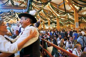 Kryzys imigracyjny nie przeszkadza w zabawie na Oktoberfeście.