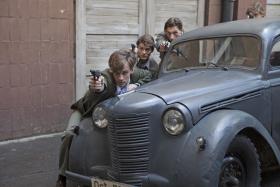 Jak głosi slogan na plakacie, filmowa wersja „Kamieni” jest opowieścią o „przyjaźni, młodości, wolności”.