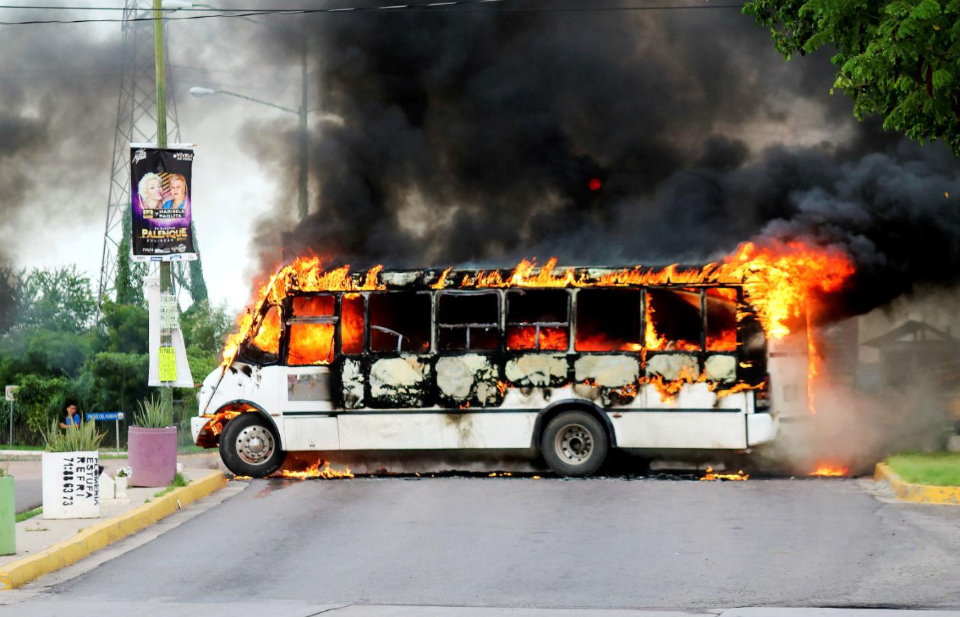 Autobus podpalony przez jeden z karteli narkotykowych podczas zamieszek z władzą po aresztowaniu Ovidio Guzmana, syna słynnego barona narkotykowego El Chapo
