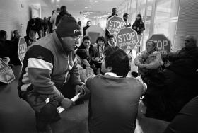 Luis z podczas manifestacji w sądzie. Walczył o umorzenie 200 tys. euro bankowego długu. Przez 10 miesięcy mieszkał w przyczepie. Bank zgodził się oddać dom, ale nie podał warunków, na jakich to będzie możliwe.