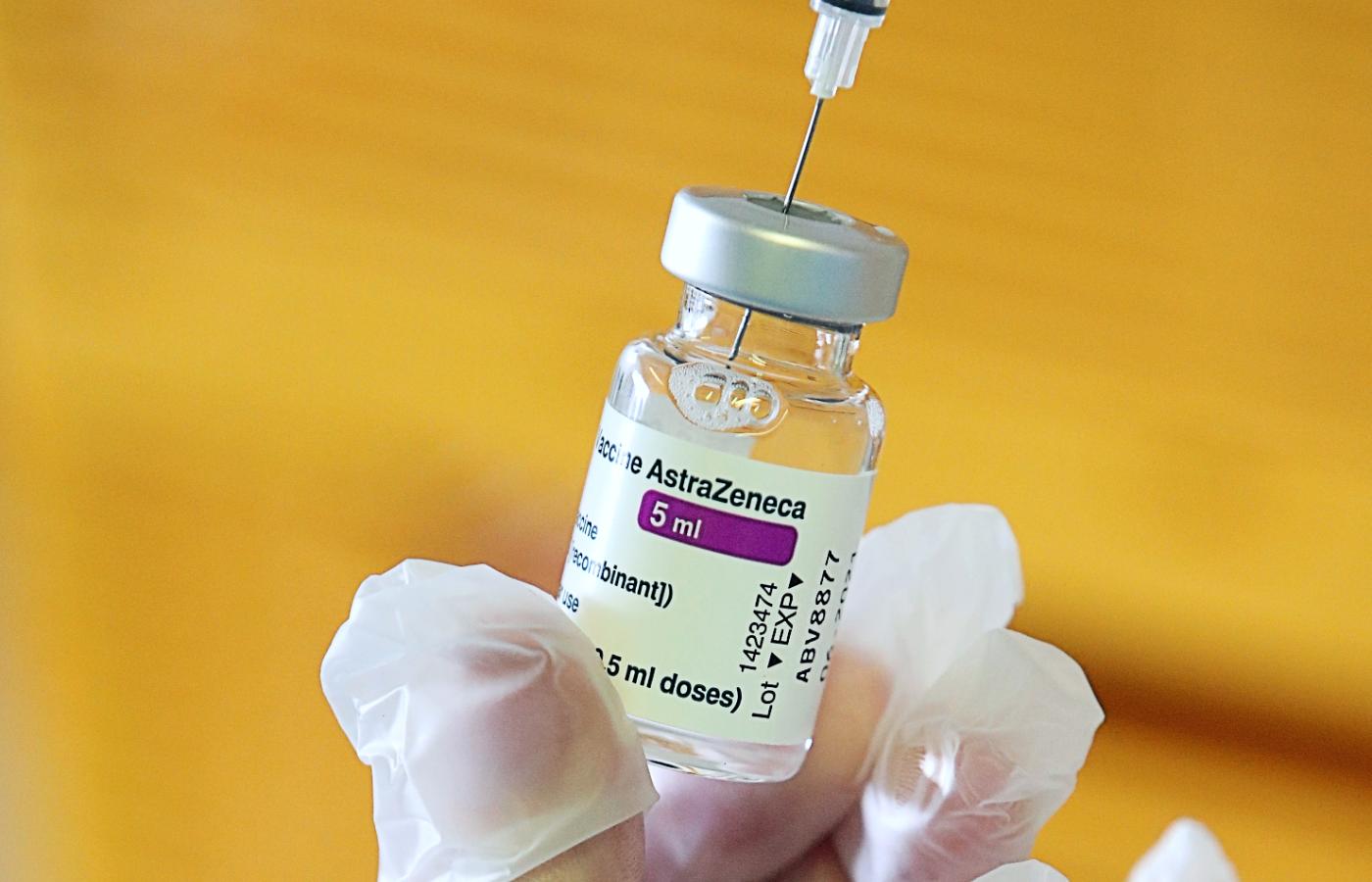 Podejrzenia naukowców budzi dość niezwykły charakter zakrzepów krwi. Mimo to większość ekspertów upiera się, że korzyści wynikające z przyjęcia szczepionki AstraZeneki nadal przewyższają ryzyko odmowy szczepienia.