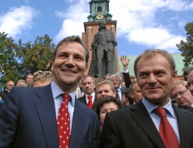 Jeszcze na początku 2007 roku Radosław Sikorski był szefem MON w rządzie Jarosława Kaczyńskiego. Jesienią tego samego roku, przed wyborami parlamentarnymi, dołączył do PO.