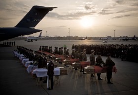 23 kwietnia 2010 r. Warszawskie Okęcie. Ciała ostatnich ofiar katastrofy smoleńskiej właśnie wróciły do Polski