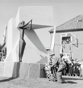 Odsłonięcie pomnika „Surge Polonia” brygady gen. Sosabowskiego w Driel w 1961 r. Lokalna społeczność nazwała główny plac miasteczka placem Polskim.