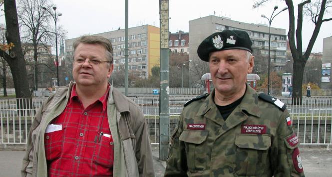 Dowódca Polskich Drużyn Strzeleckich Jan Grudniewski (z prawej) chętnie pokazuje się w towarzystwie Leszka Bubla