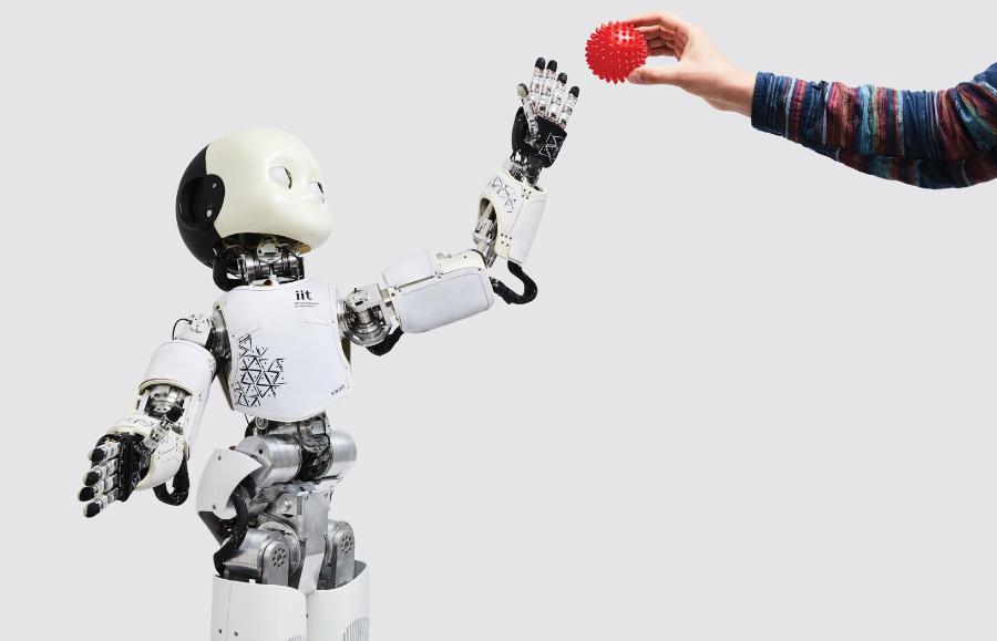 Badania prowadzone w University of Plymouth w Anglii z wykorzystaniem androida iCub wykazały, że robot uczy się łatwiej słów takich, jak „kula”, jeżeli eksperymentatorzy podają nazwę, umieszczając odpowiedni przedmiot za każdym razem w tym samym miejscu.