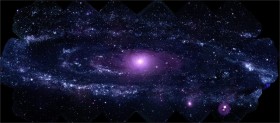 Galaktyka Andromedy leżąca w odległości 2,5 mln lat świetlnych od nas. Należy do Lokalnej Grupy. Zdjęcie zostało wykonane przez ultrafioletowy teleskop sondy Swift. Jest to najwyższej rozdzielczości zdjęcie w ultrafiolecie wykonane dotąd galaktyce.