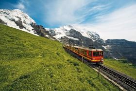Koleje Jungfrau dostarczą wrażeń ekstremalnych – to najwyżej położone zębatki w Europie! Pociąg wspina się na wysokość 3454 m n.p.m. To 9-kilometrowa trasa w Alpach Berneńskich, wiodąca częściowo terenem otwartym, częściowo poprzez tunel lodowcowy.