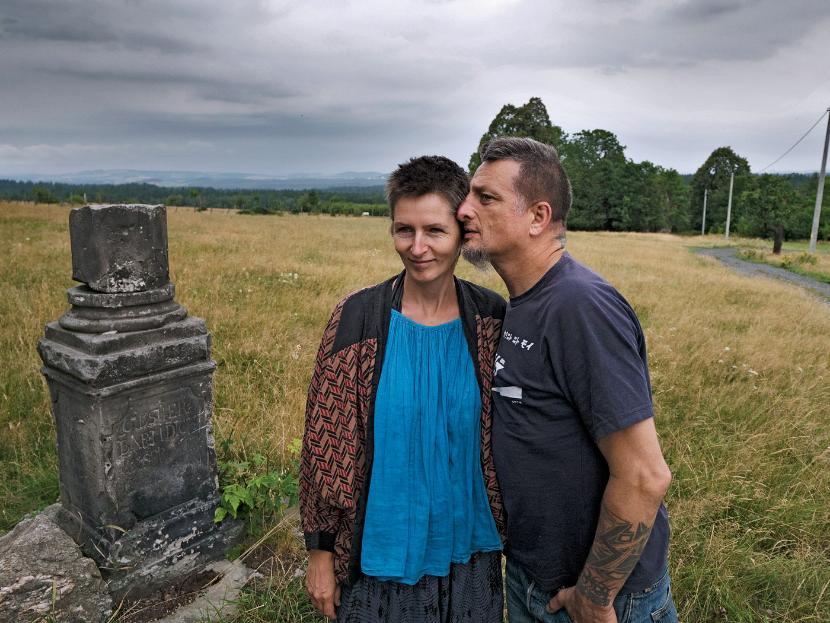 Matylda i Marcin Wawrzyńczakowie przywracają do życia przedmioty dawnej codzienności.