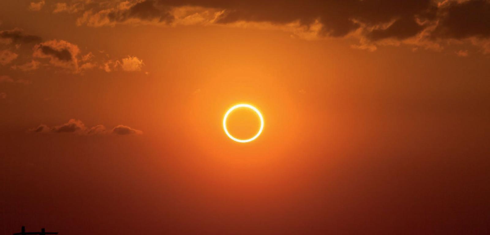 Choć w Polsce nie zobaczymy pełnego zaćmienia obrączkowego, będziemy mogli dostrzec przyćmienie słonecznej tarczy.