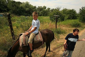 Na słowackiej granicy niedalego Devinu. Josef z instruktorką jazdy konnej Janą Hračkovą, która wspomina dramatyczny okres tuż po otwarciu granic, kiedy uchodźcy ze wschodniej Europy i Azji próbowali dostać się tędy do Austrii.