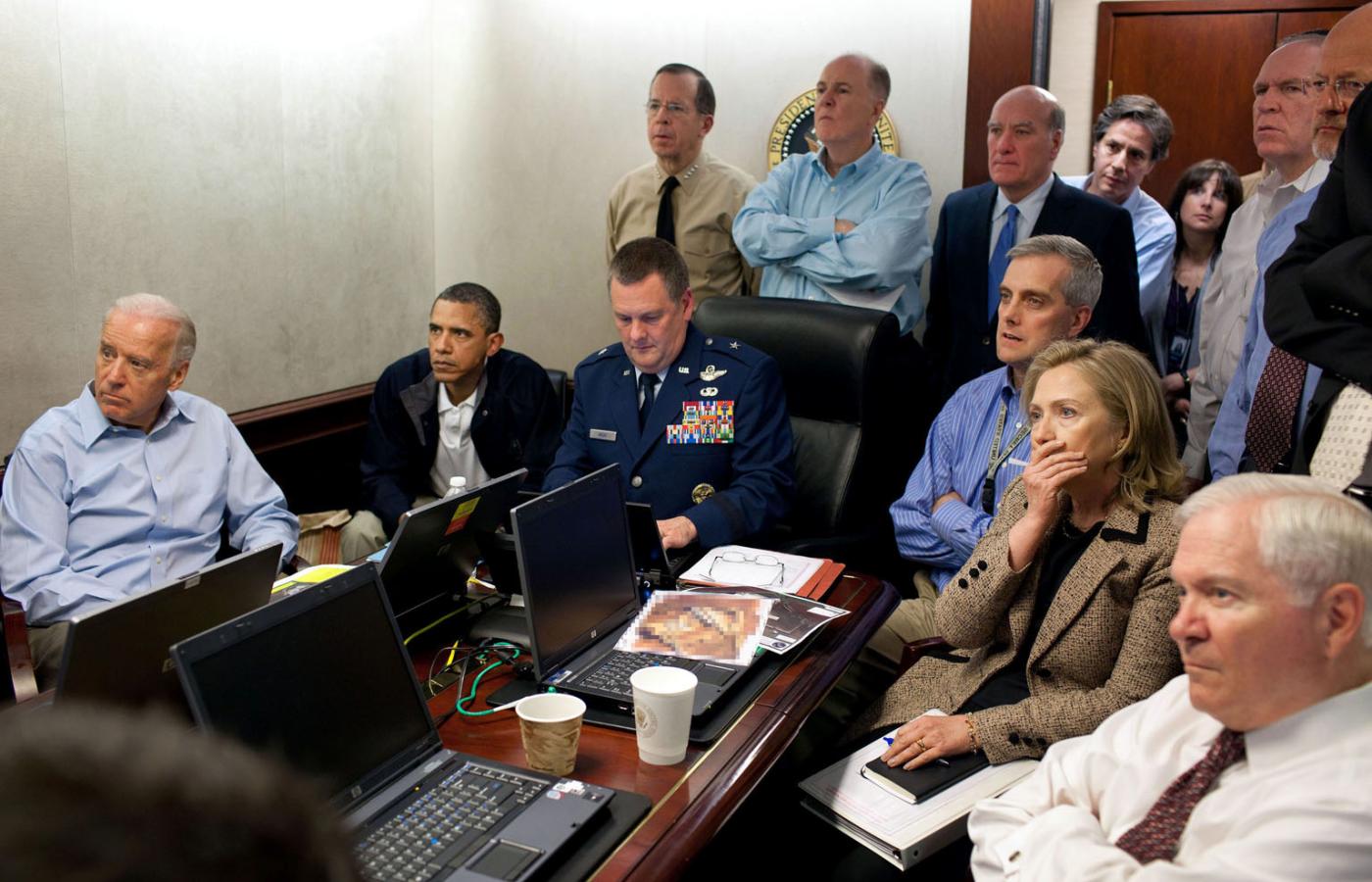 Słynne już zdjęcie, na którym prezydent Obama i jego najbliżsi współpracownicy śledzą relację z operacji zabicia Osamy ben Ladena.