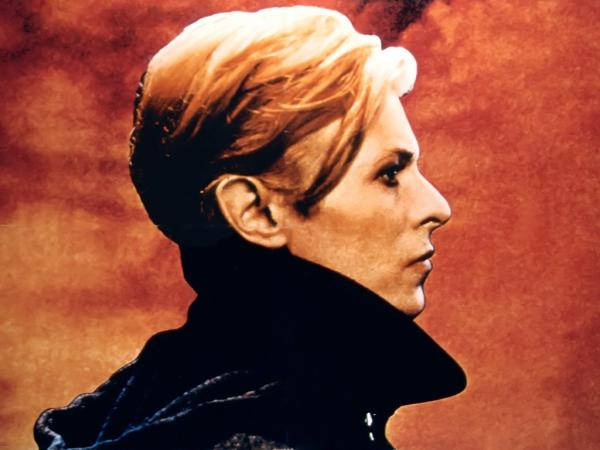 Plakat do filmu „Człowiek, który spadł na ziemię” Nicolasa Roega