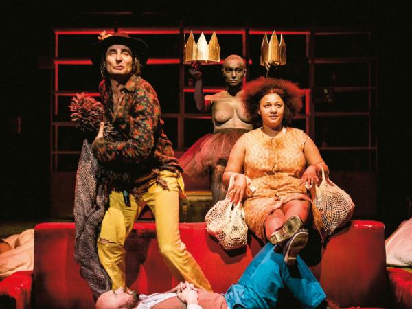 Emose Uhunmwangho jako Kaliban w spektaklu „Po »Burzy« Szekspira” we wrocławskim Teatrze Muzycznym Capitol.