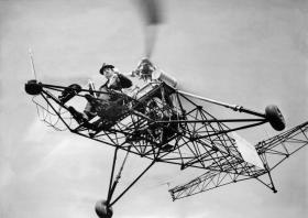 Igor Sikorsky zaprojektował i przetestował pierwszy nowożytny śmigłowiec w 1939 r.