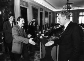 Urząd Rady Ministrów, przed rozmowami o zawieszeniu strajku generalnego, 30 marca 1981 rok, wicepremier Rakowski i Lech Wałęsa