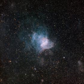 Mały Obłok Magellana. Leży 210 tys. lat świetlnych od nas. Na zdjęciu region formacji gwiazd oznaczony symbolem NGC 346. Zawiera wiele masywnych gwiazd i gromad gwiezdnych. Ma średnicę ok. 200 lat świetlnych.