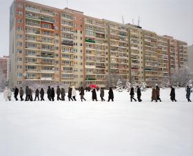Ludzie wracający z mszy na osiedlu w Trójmieście.