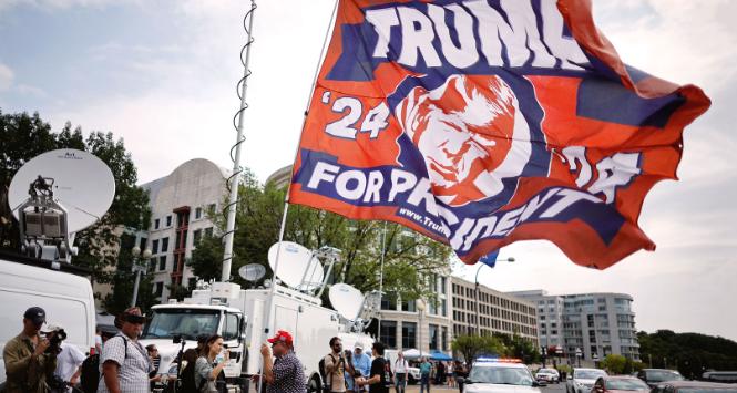 Pod sądem okręgowym w Waszyngtonie.